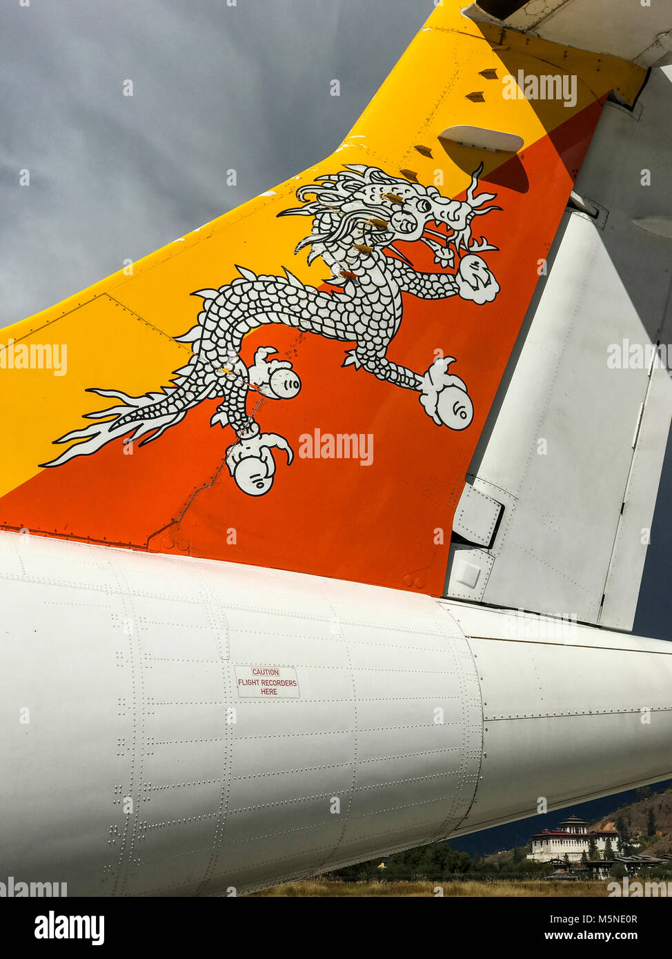 Paro, Bhutan. Dragon Emblem der Drukair Fluggesellschaft auf den Schwanz von Flugzeugen. Stockfoto