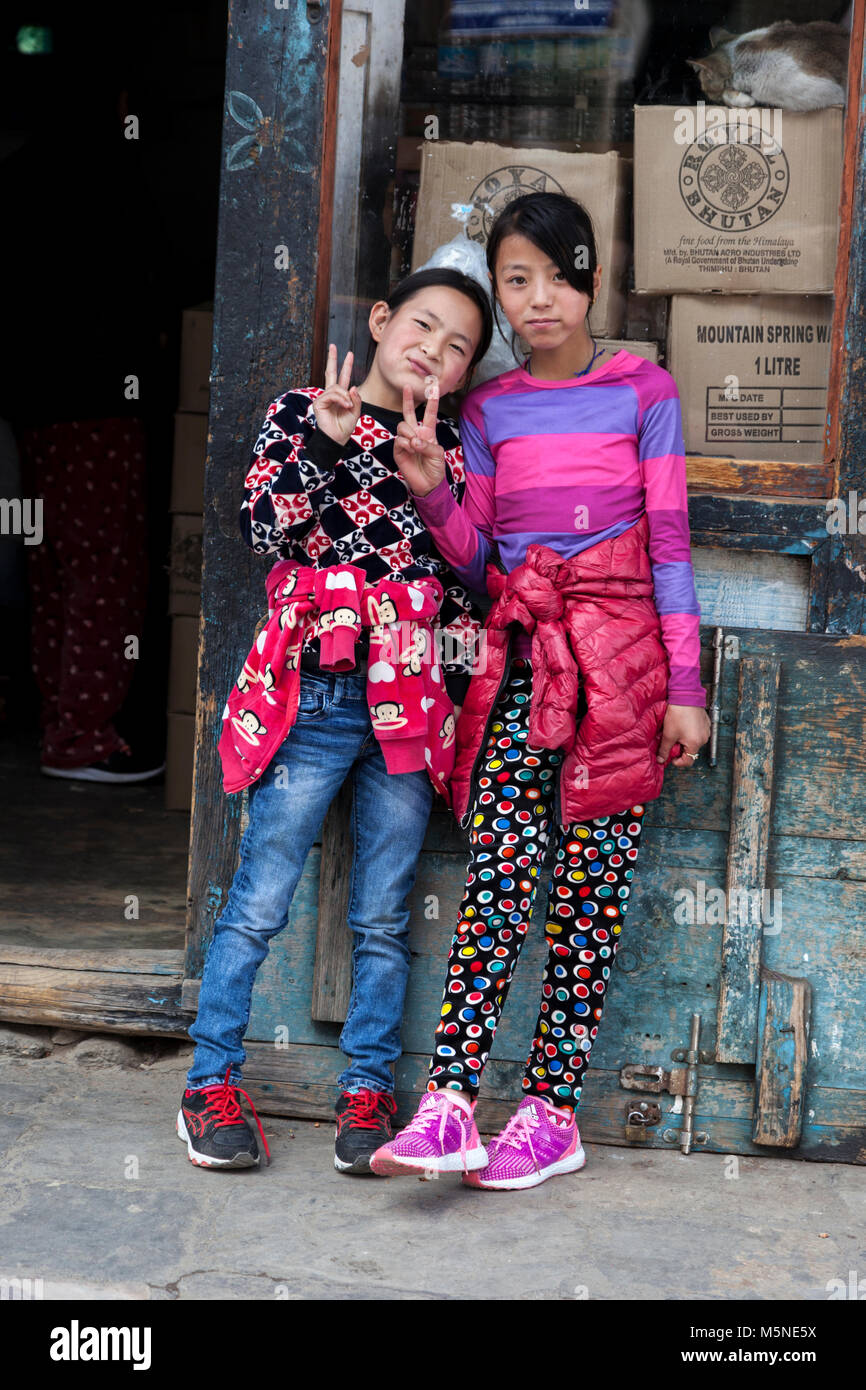 Thimpu, Bhutan. Zwei junge BHUTANISCHE Mädchen in westlicher Kleidung. Stockfoto