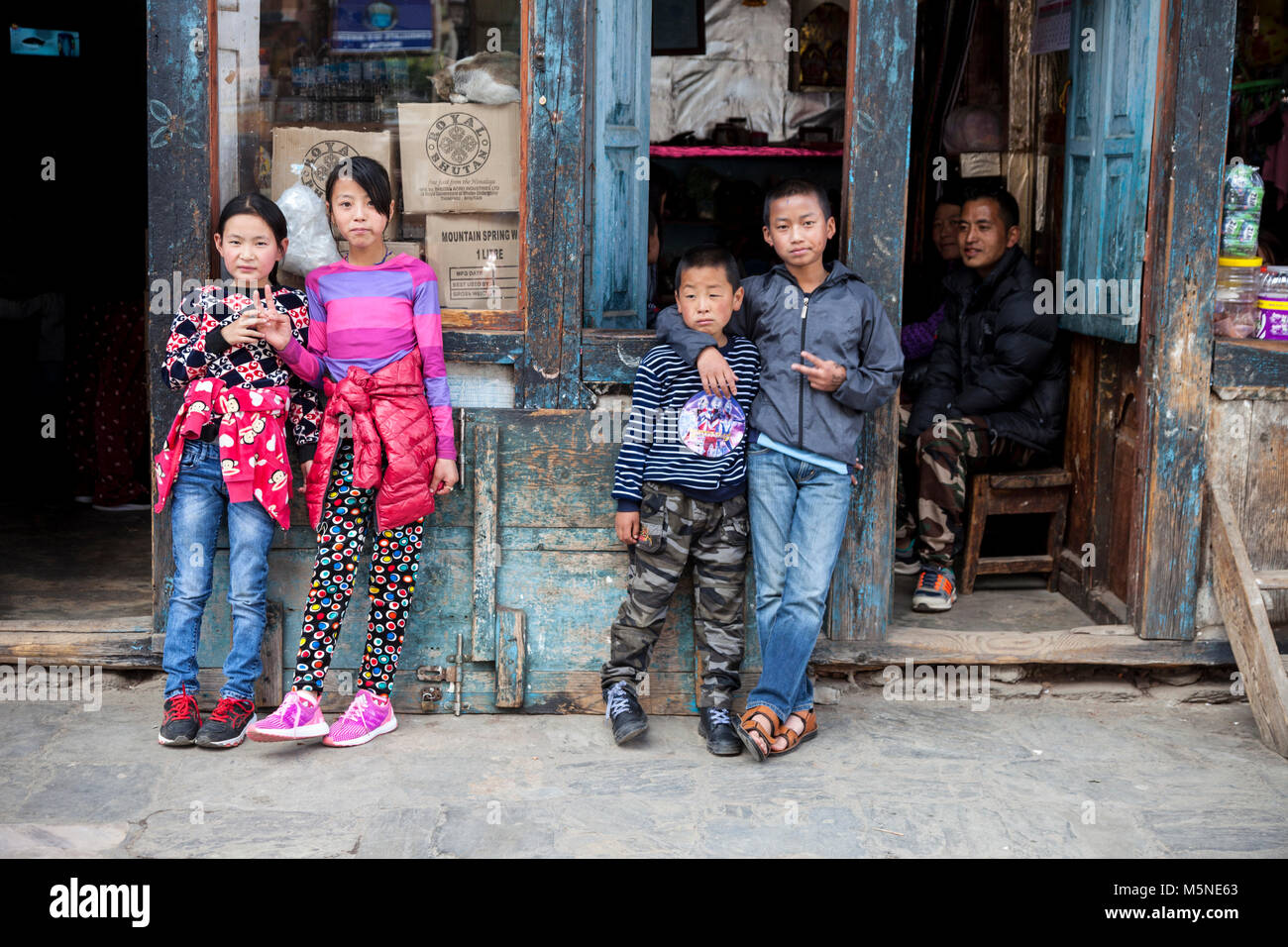 Thimpu, Bhutan. Junge bhutanische Kinder in westlicher Kleidung. Stockfoto