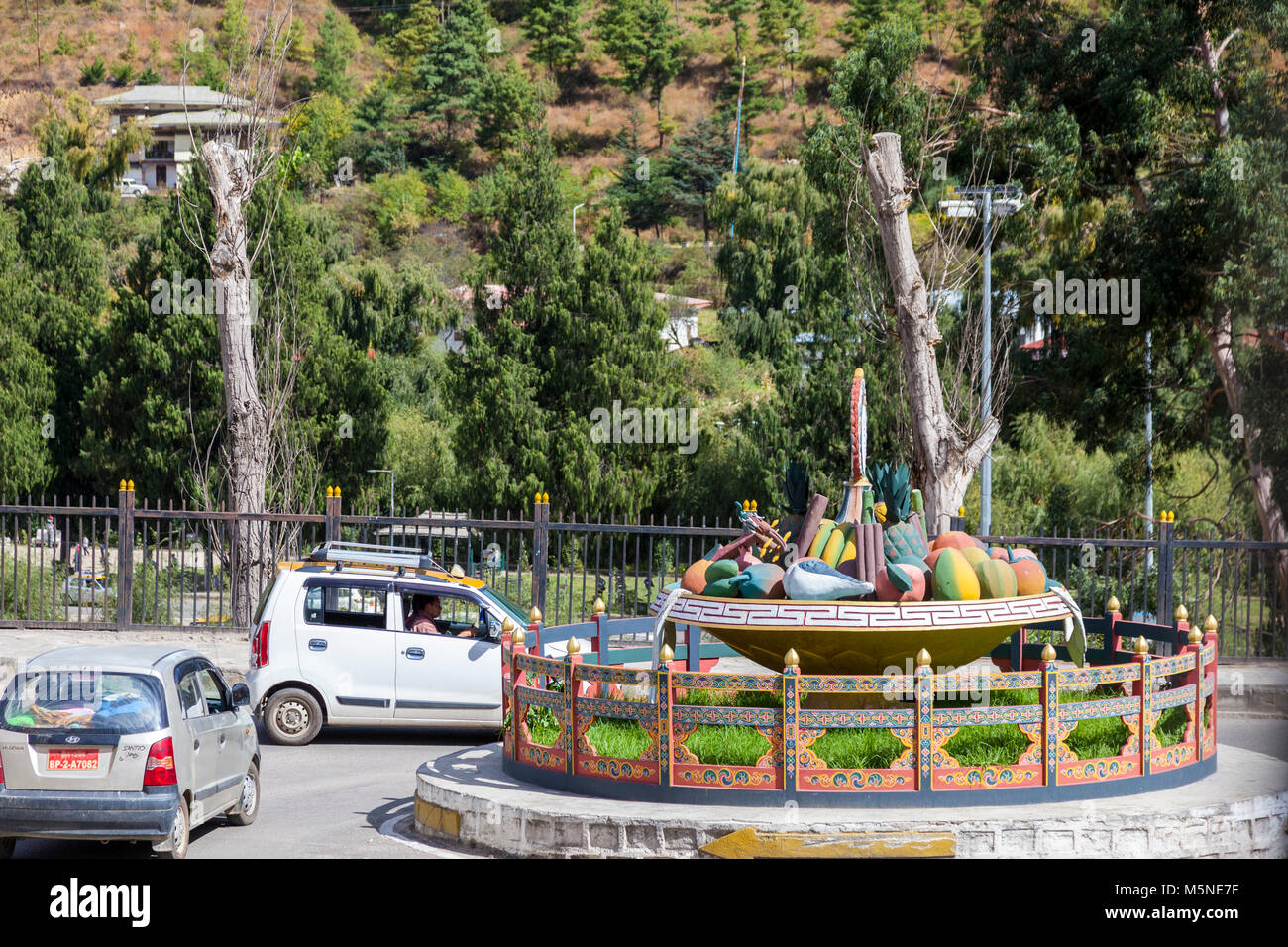 Thimpu, Bhutan. Kreisverkehr mit künstlerische Skulptur von ausgesuchten Früchten. Stockfoto