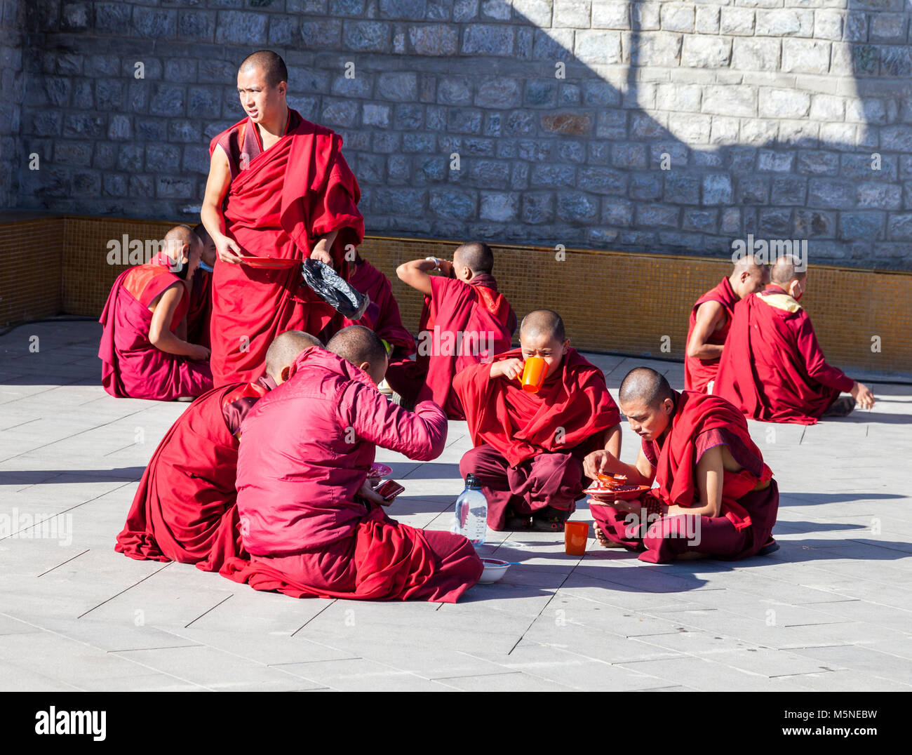 Thimpu, Bhutan. Mönche Mittagessen unter der Großen Buddha Statue Dordenma. Stockfoto