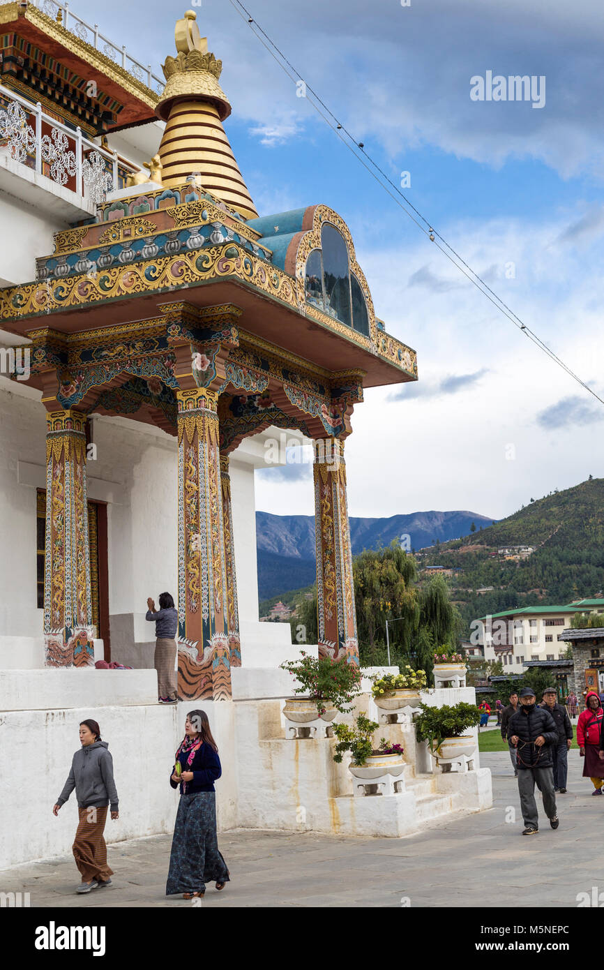 Thimpu, Bhutan. Anbeter Atisha die National Memorial Chorten. Hinweis betende Frau gegenüber dem Eingang unter dem Alkoven. Stockfoto