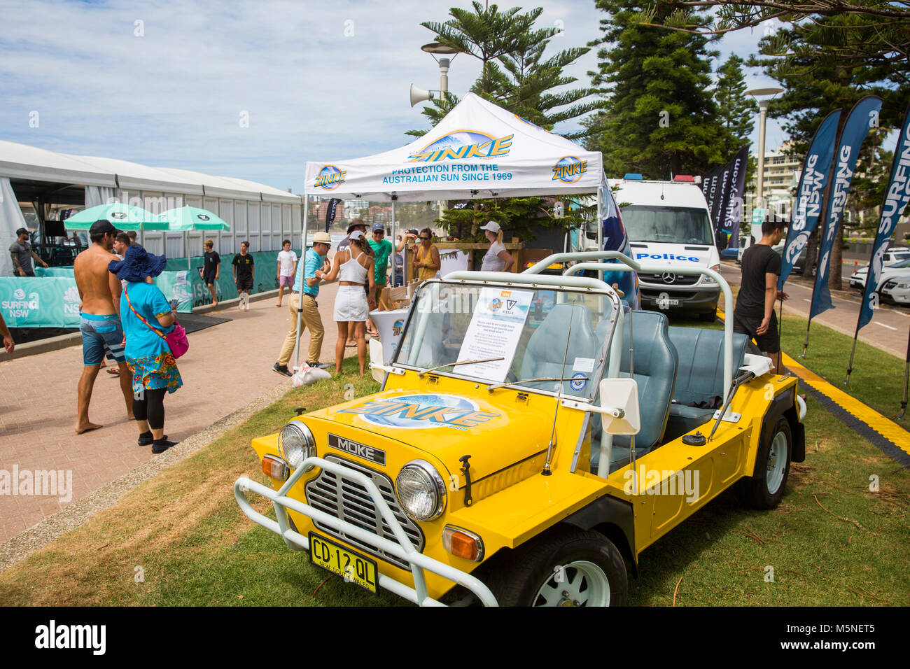 Gelbes Austin Leyland Mini Moke Fahrzeug am Manly Beach in Sydney, Australien Stockfoto