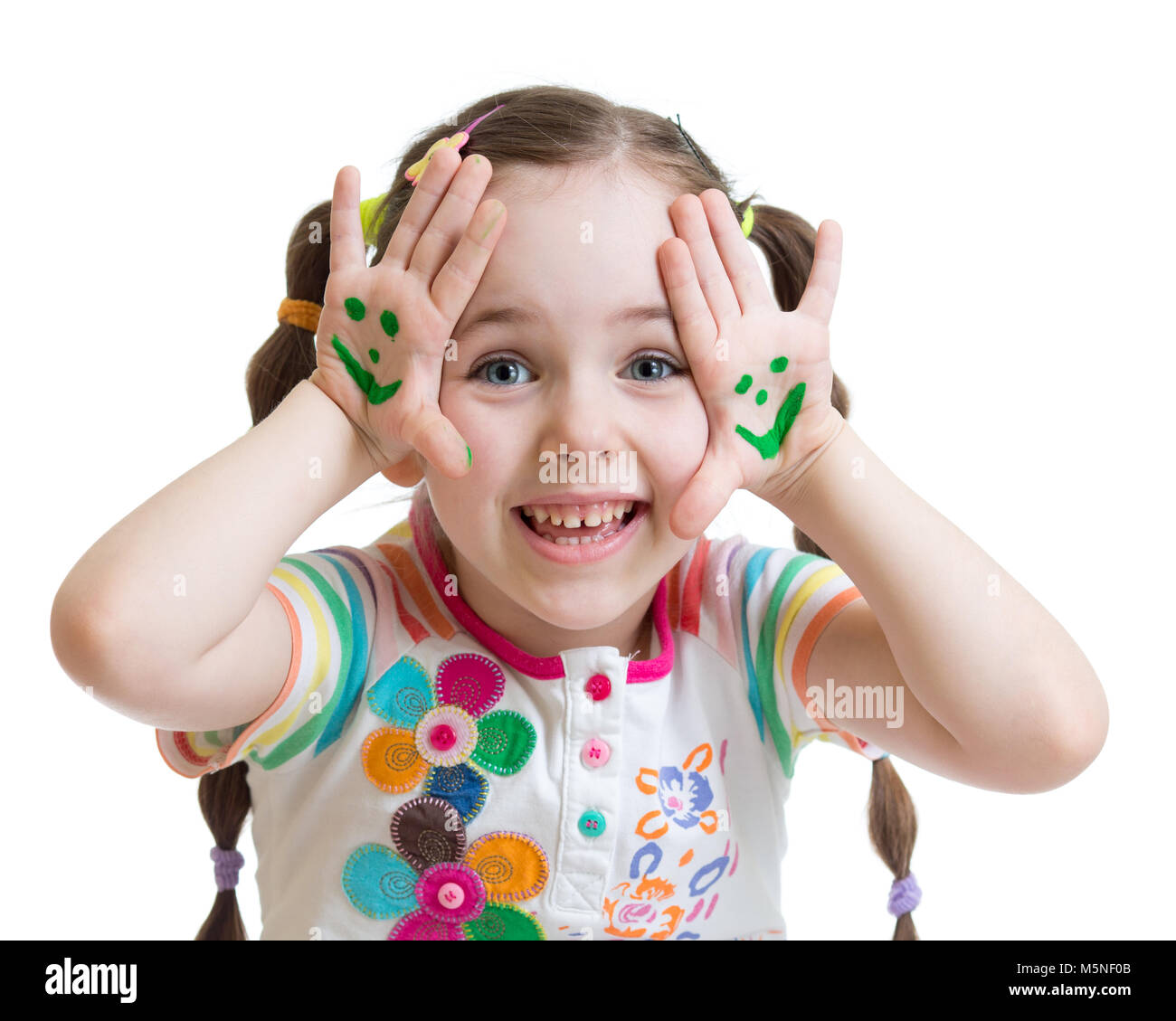 Glückliche kleine Mädchen mit smiley-Gesichter auf ihre Handflächen gemalt. Stockfoto