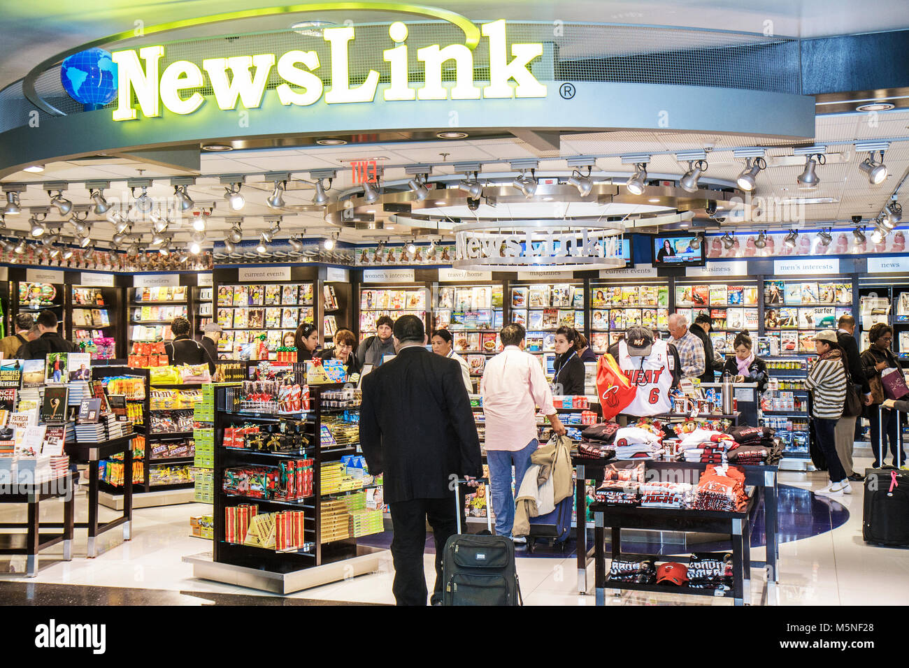 Miami Florida International Airport MIA, Gate, Shopping Shopper Shopper Shop Shops Markt Märkte Marktplatz Kauf Verkauf, Einzelhandel Geschäfte Busine Stockfoto