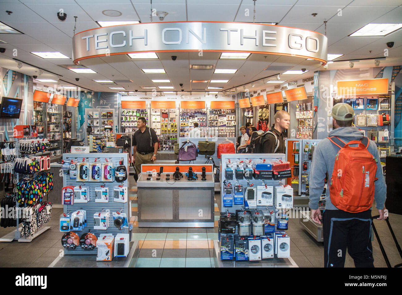 Miami Florida International Airport MIA, Terminal, Gate, Shopping Shopper Shopper Shop Shops Markt Märkte Marktplatz Kauf Verkauf, Retail Store stor Stockfoto