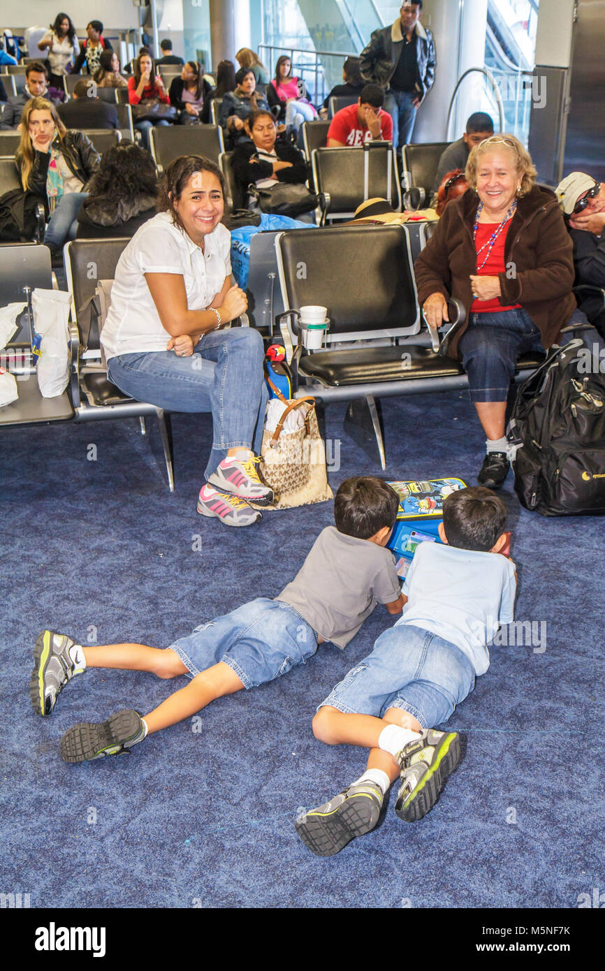 Miami Florida International Airport MIA, Gate, Hispanic Latino ethnische Einwanderer Minderheit, Erwachsene, Erwachsene, Frau Frauen weibliche Dame, Mutter Mo Stockfoto
