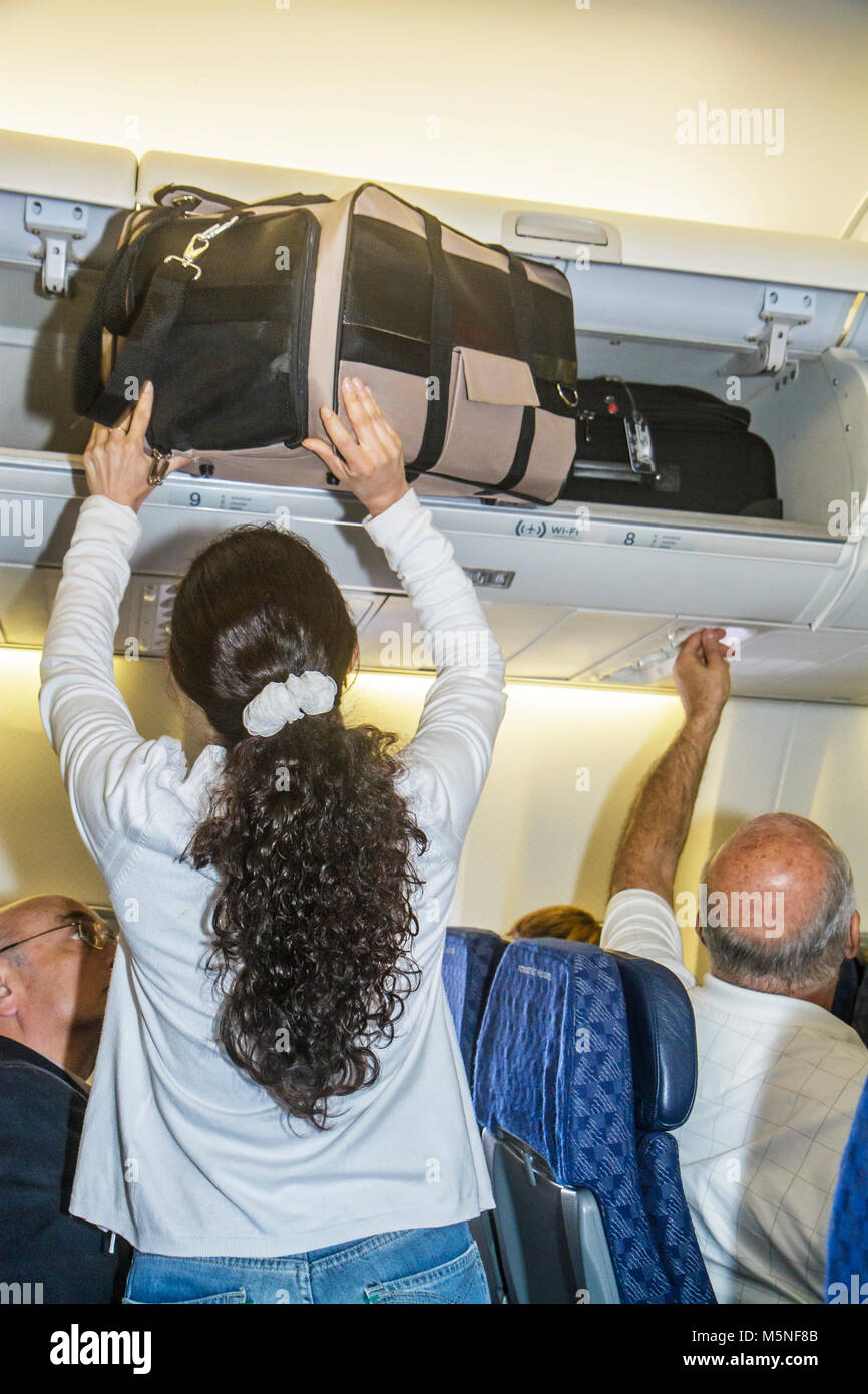 Miami Florida International Airport MIA, Hispanic Latino ethnische Einwanderer Minderheit, Erwachsene, Erwachsene, Frau Frauen weibliche Dame, amerikanische Airli Stockfoto