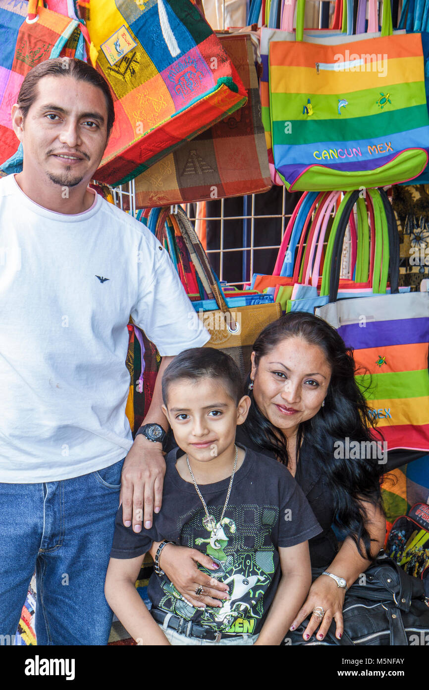 Cancun Mexiko, Mexiko, Mercado, Markt, Shopping Shopper Shopper shoppen Geschäfte Frauen arbeiten Einzelhandel Geschäfte Geschäft, Verkäufer Händler Stände Stand Stand Stockfoto