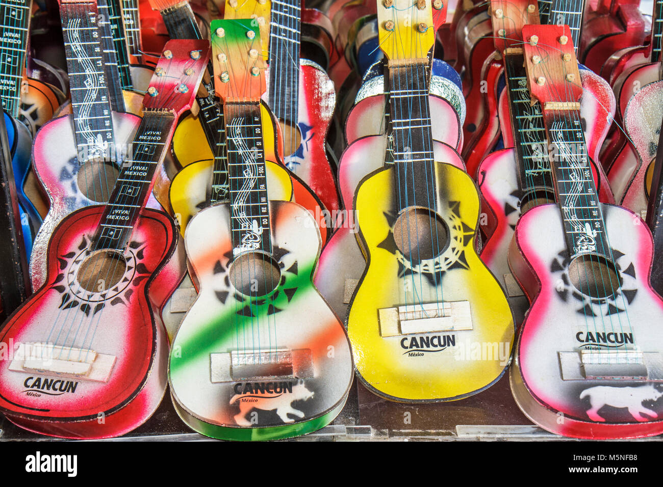 Cancun Mexiko, Mexikanisch, Mercado 28, Markt, Einkaufsladen Marktplatz Verkauf von Einzelhandelsgeschäften Souvenirs kleine Gitarren, Display Verkauf Stockfoto
