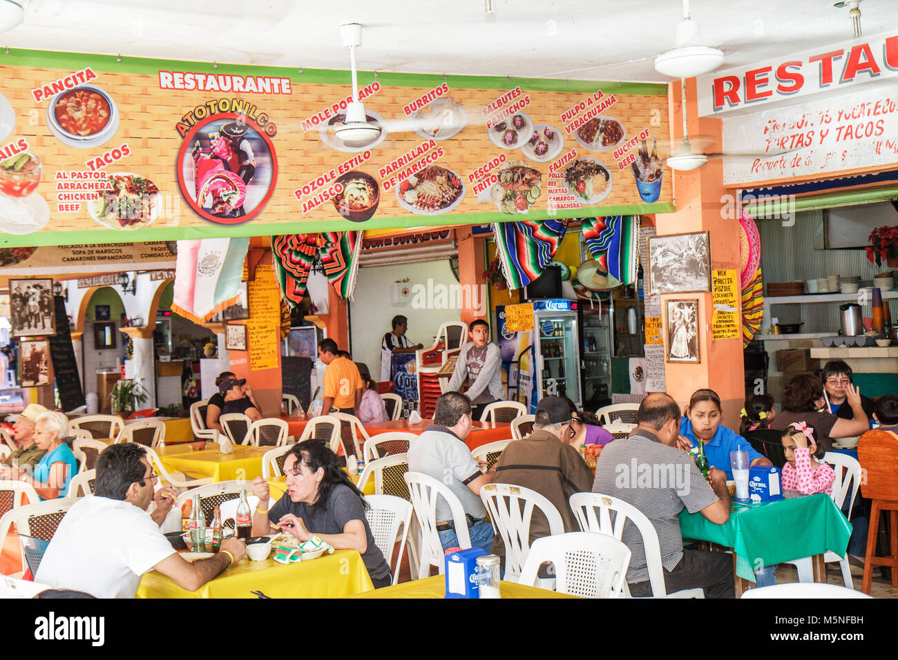Cancun Mexico, Mexican, Mercado 28, Restaurant Restaurants Essen Essen Essen Café Cafés, kleine Unternehmen, lokale Küche, Essen, hispanischer Mann Männer männlich, Frau weiblich Stockfoto