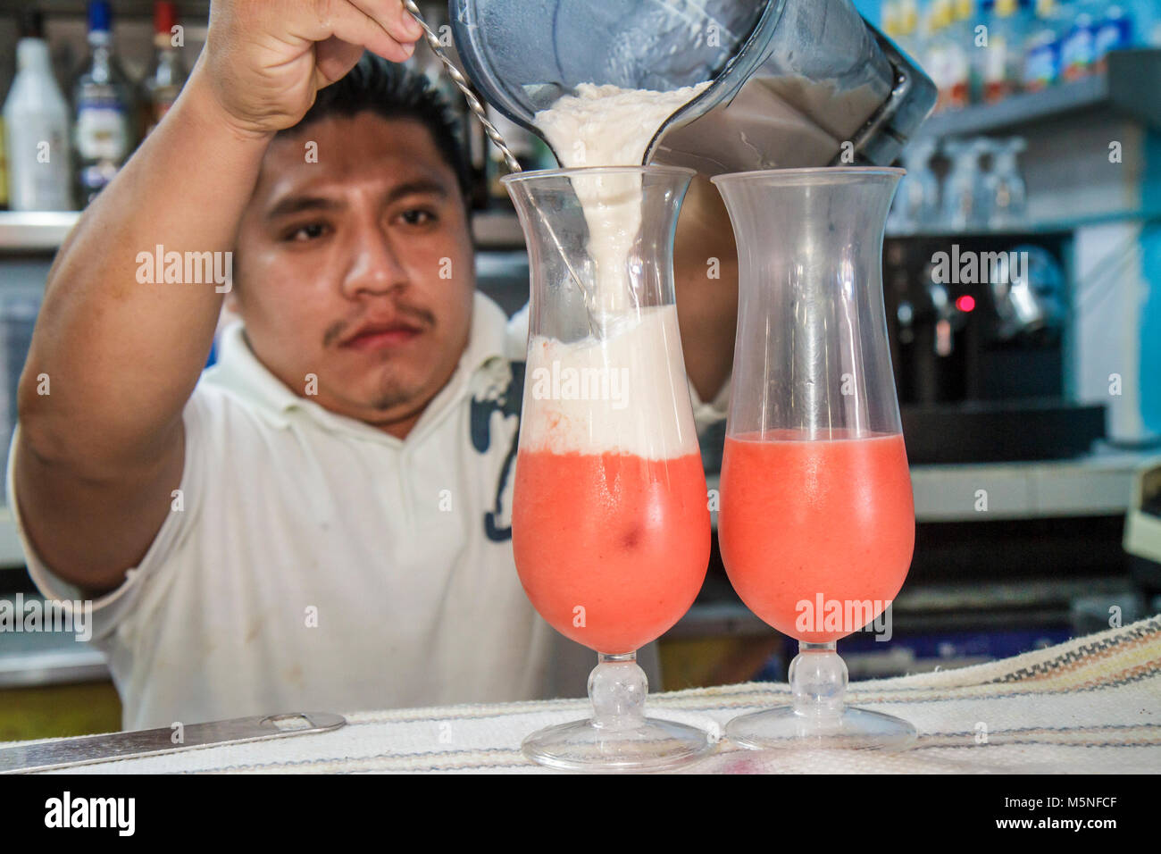 Cancun Mexico, Mexican, Mercado 28, El Cejas, Restaurant Restaurants Essen Essen Essen Cafe Cafés, hispanischer Mann Männer Erwachsene Männer, Barkeeper, Cocktails, gemischtes d Stockfoto