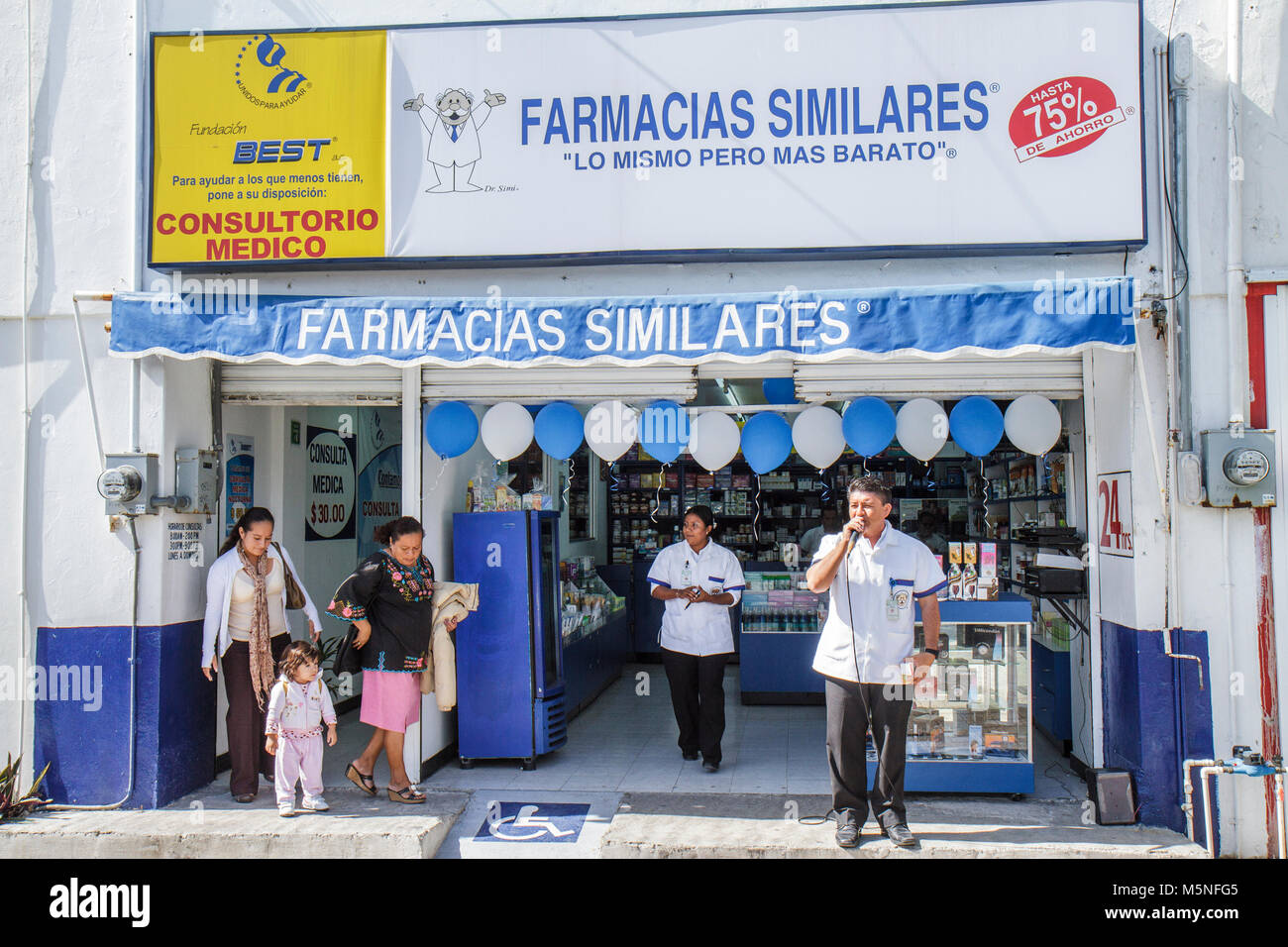 Cancun Mexiko, Mexikanisch, Yucatán-Halbinsel, Quintana Roo, Avenida, Tulum, Kleinunternehmen, Apotheke, Drogerie, Shopping Shopper Shopper Shopper Geschäfte Market Mark Stockfoto