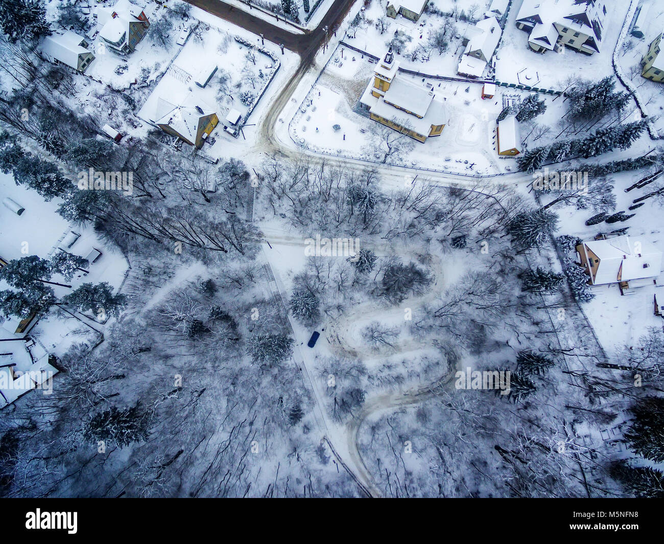 Winter in Vilnius, Litauen: Luftaufnahme von Tuputiskes Seprentine Straße Stockfoto