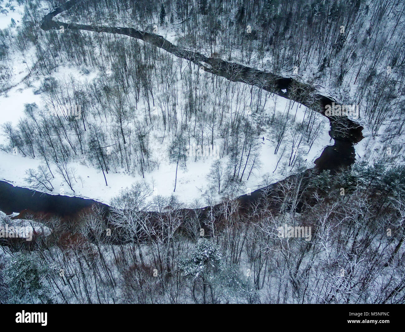 Vilnius, Litauen: Antenne Blick von oben auf den Fluss Vilnele und Belmontas Park in schönen Farben des Winters Stockfoto