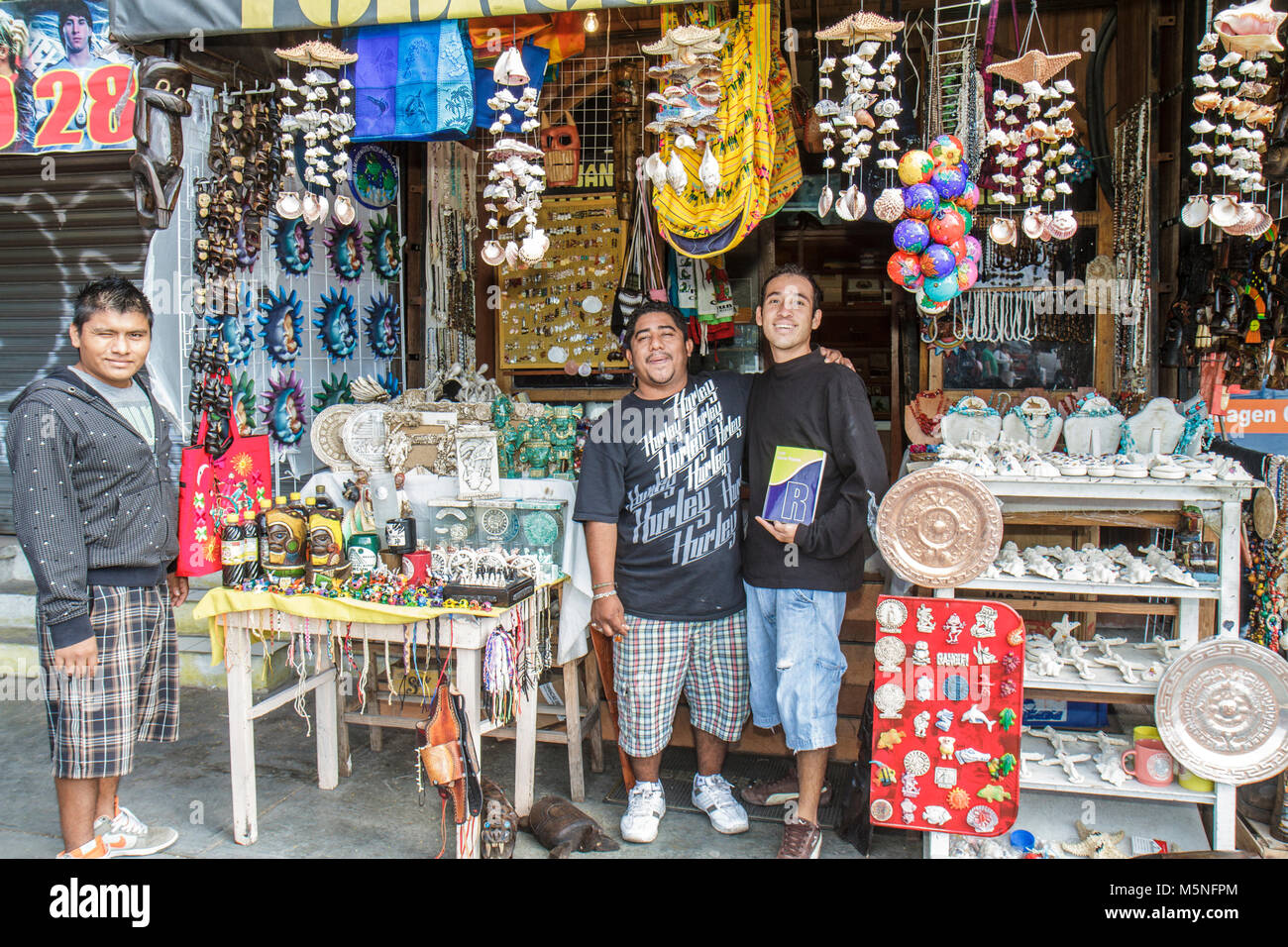 Cancun Mexiko, Mexikanisch, Avenida Tankah, Hispanic Mann Männer Erwachsene, Souvenirs, Geschenke, Shopping Shopper Shop Geschäfte Markt Kauf Verkauf, Geschäft Geschäfte Bus Stockfoto