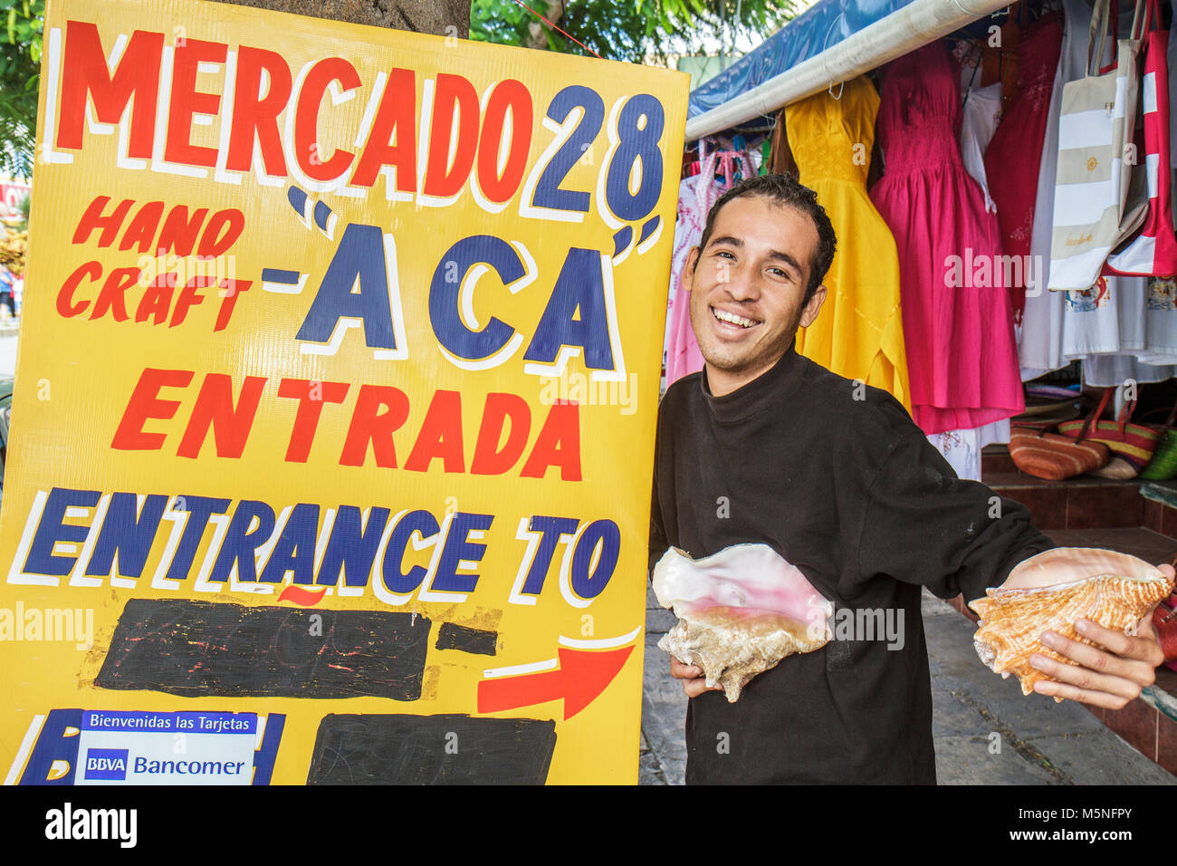 Cancun Mexiko, Mexikanisch, Avenida Tankah, Mercado, Markt, Hispanic ethnic man men Male adult adults, Souvenirs, Geschenke, Kunsthandwerk, Shopping Shopper Shopper sh Stockfoto