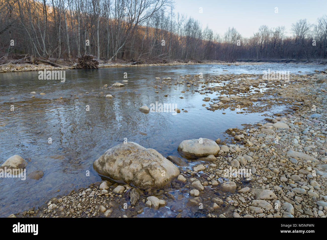 Ein Mountain River fließt durch die Felsen Stockfoto