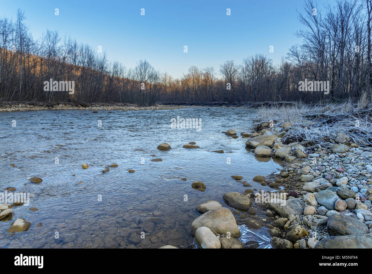 Ein Mountain River fließt durch die Felsen Stockfoto