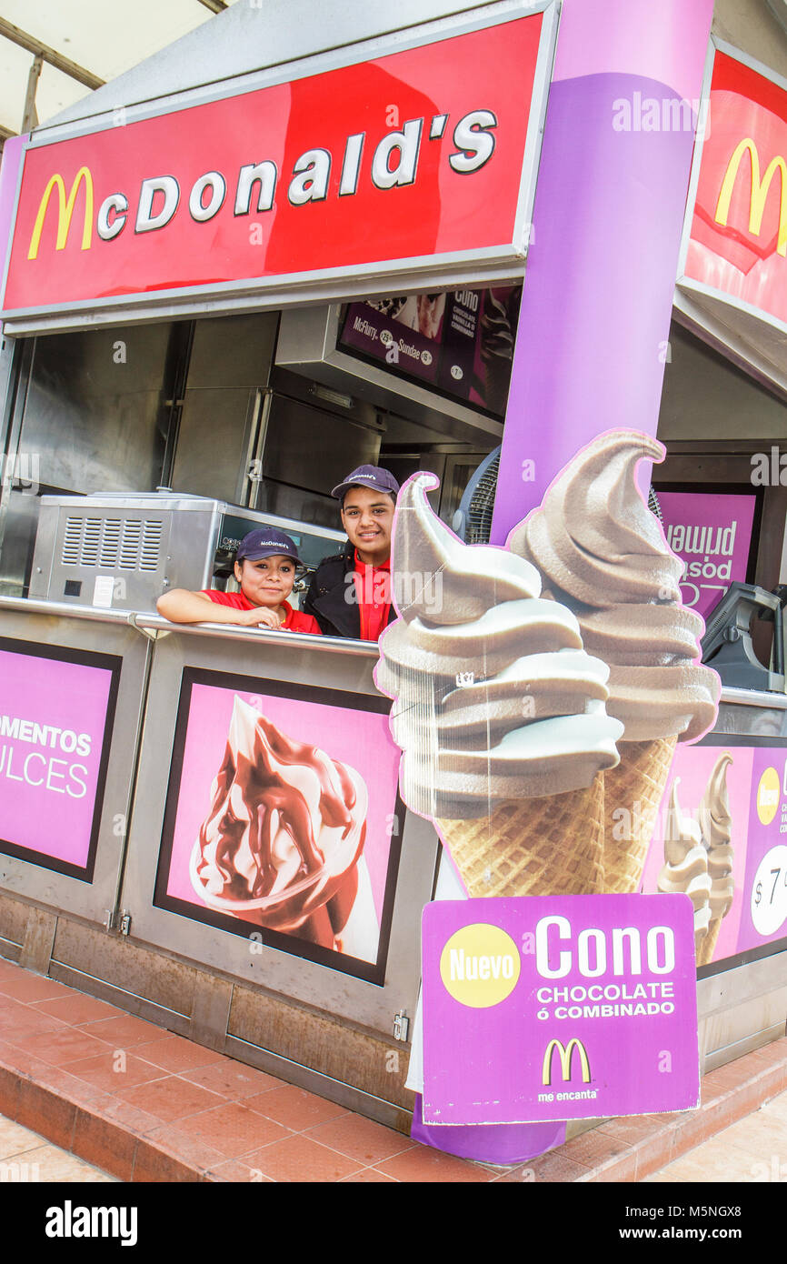 Cancun Mexiko, Mexikanisch, Avenida Tulum, hispanischer Mann Männer, Frauen, Angestellte, McDonald's, Burger, Hamburger, Fast Food, Restaurants Stockfoto