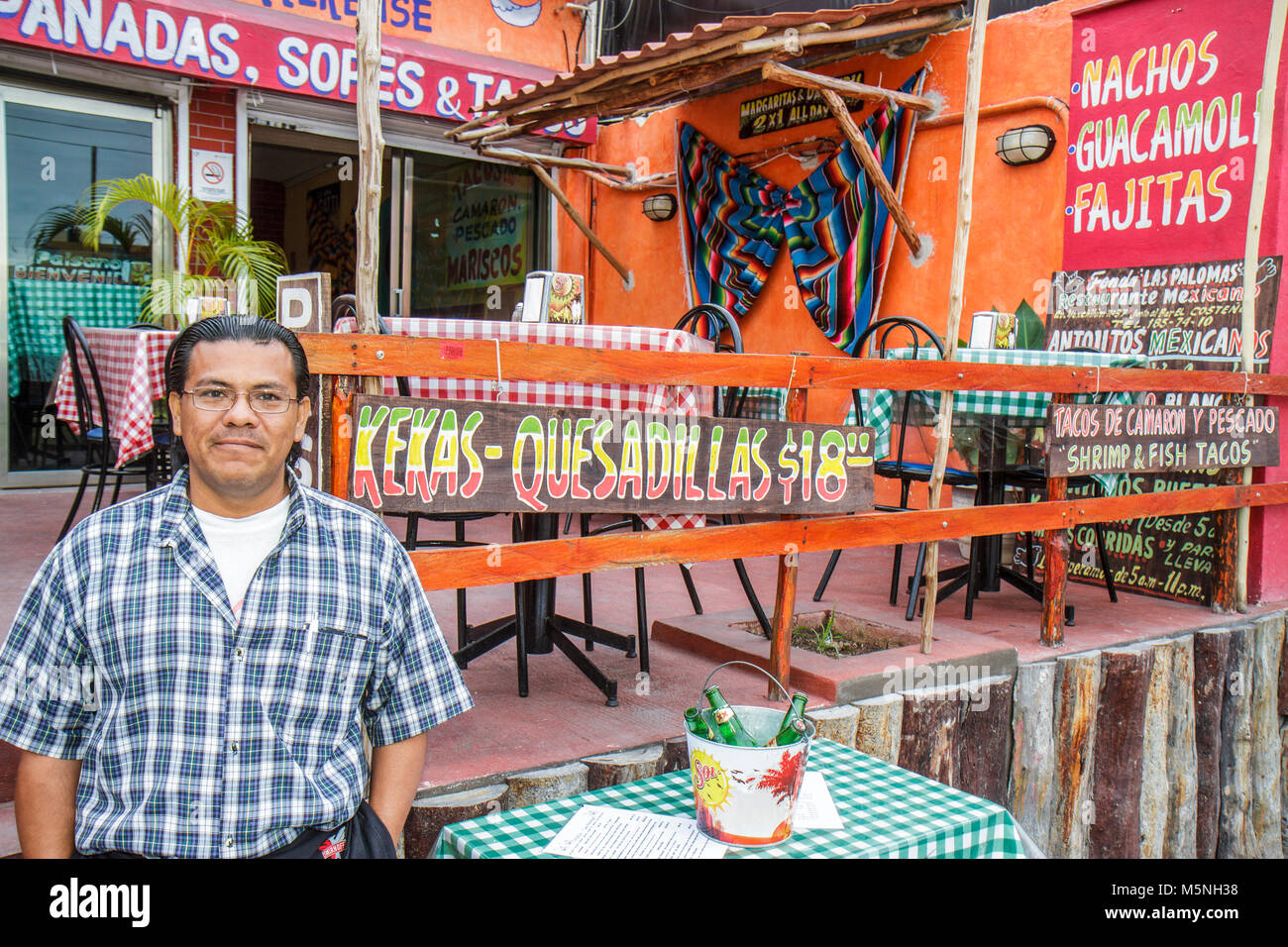 Cancun Mexiko, mexikanisch, hispanischer Mann Männer Erwachsene Erwachsene, Café, Nachbarschaft, Restaurant Restaurants Essen Essen Essen Café, Besitzer, Manager, Kellner Kellner Kellner Stockfoto Cancun Mexiko, mexikanisch, hispanischer Mann Männer Erwachsene Erwachsene, Café, Nachbarschaft, Restaurant Restaurants Essen Essen Essen Café, Besitzer, Manager, Kellner Kellner Kellner Stockfoto