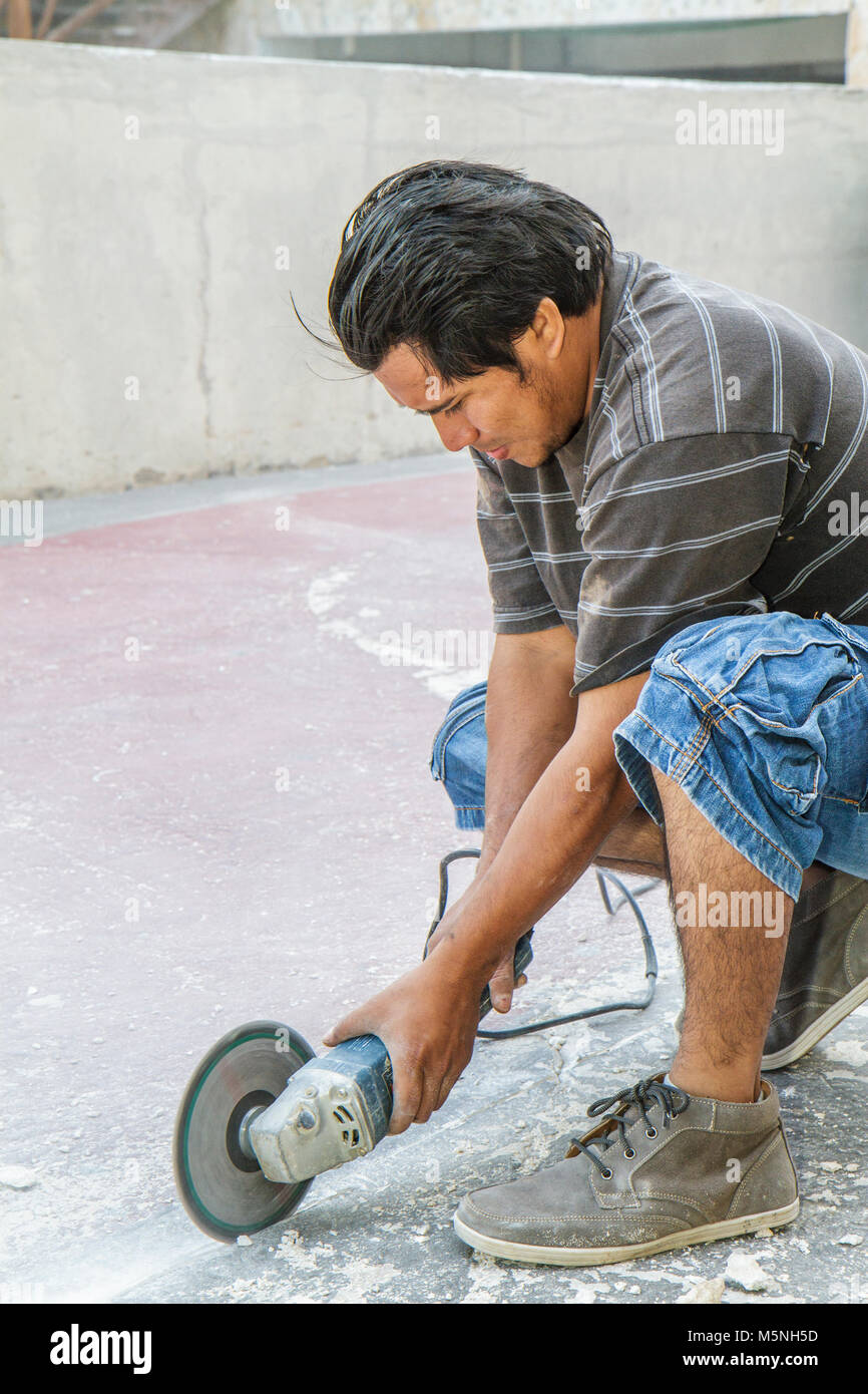 Cancun Mexiko, Mexican Beach, Hotelzone, Avenida Kukulkan, Plaza Forum, hispanischer Mann Männer Erwachsene Erwachsene, arbeiten, arbeiten, Mitarbeiter Arbeiter Personal, labo Stockfoto