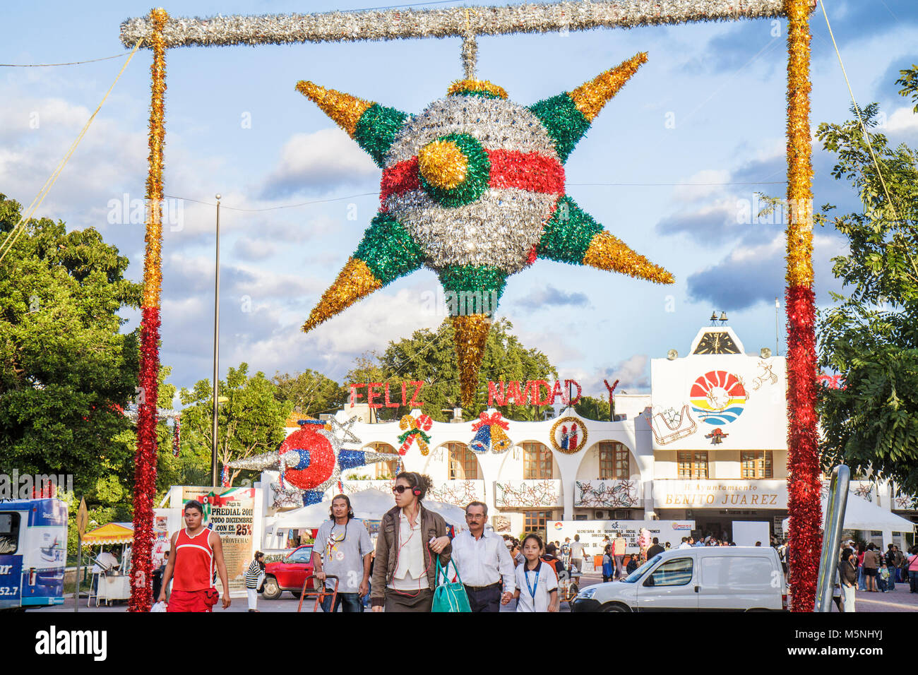 Cancun Mexiko, Mexikanisch, Avenida Tulum, Palacio Municipal, Rathaus, Gebäude, Weihnachten hispanischer Mann Männer männlich, Frau weibliche Frauen, riesige piñata, lokale Traditions Stockfoto