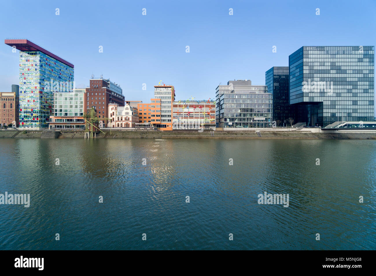 Düsseldorf, Deutschland - Februar 7, 2018: Julo-Levin-Ufer im Medienhafen Düsseldorf mit Roggendorfer Haus am Morgen Stockfoto
