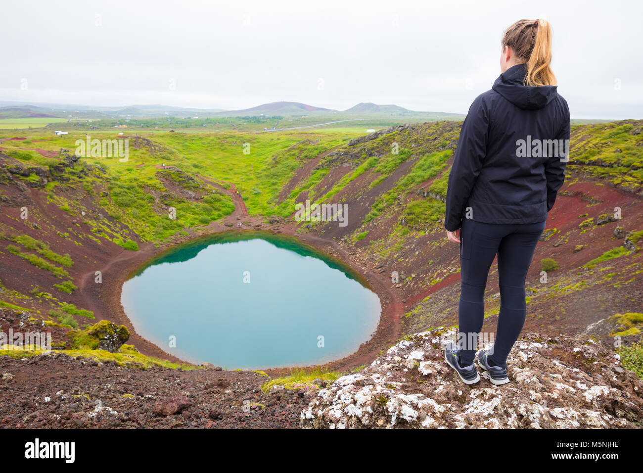 Frau Suchen am Krater Kerid See Stockfoto