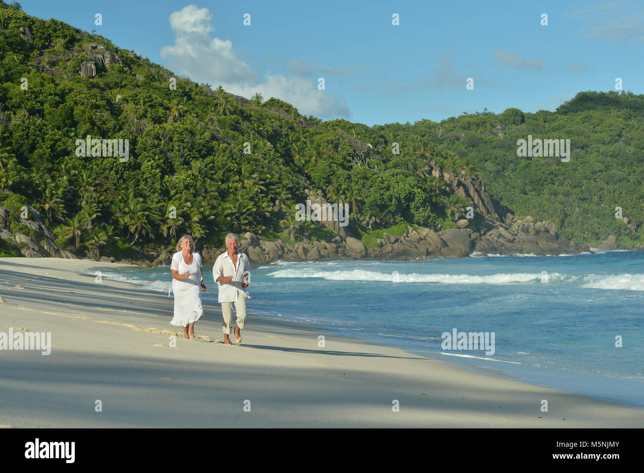 älteres Ehepaar auf Strand Stockfoto