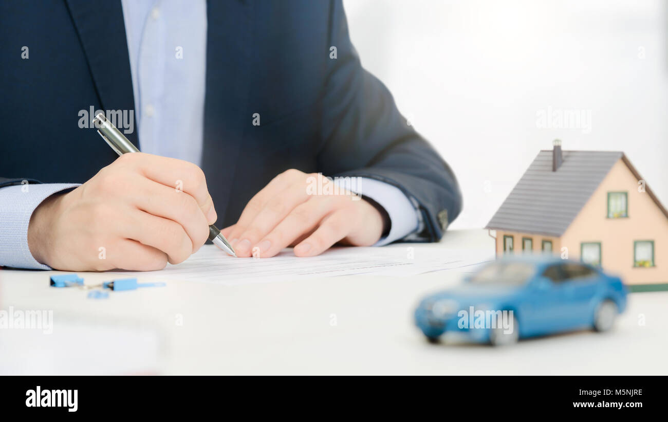 Versicherungsagent in Office. Haus und Auto Sicherheit Care Concept Stockfoto