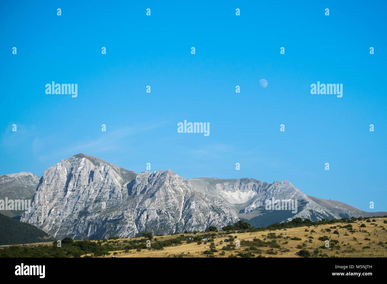 Berg und den Mond. Stockfoto