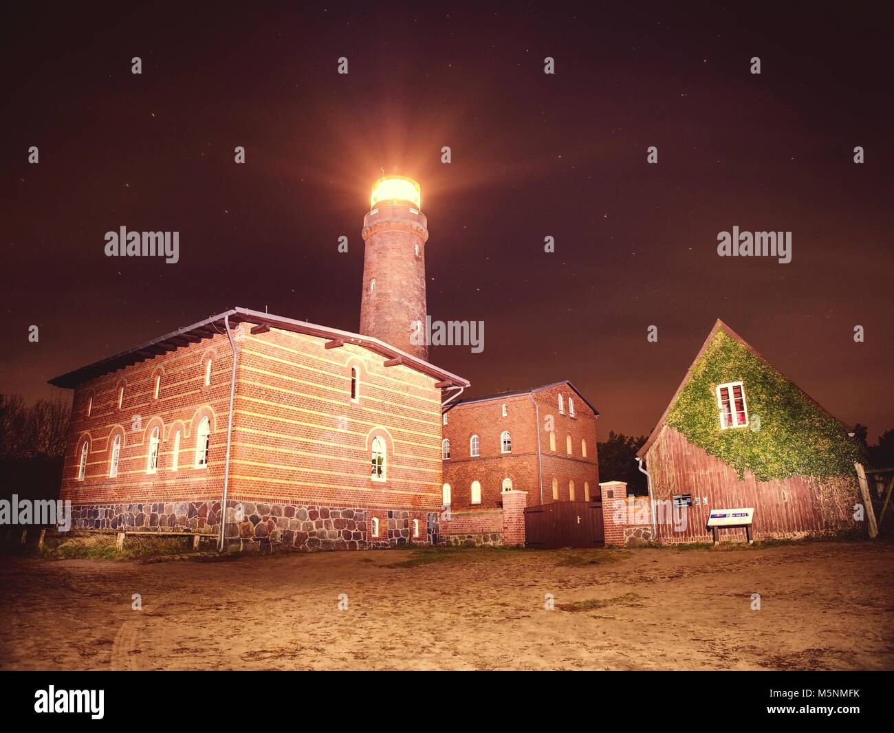 Scheint der alte Leuchtturm im Darßer Ort, Natureum in der Nähe von Prerow Fischland-Darß-Zingst, Deutschland Stockfoto