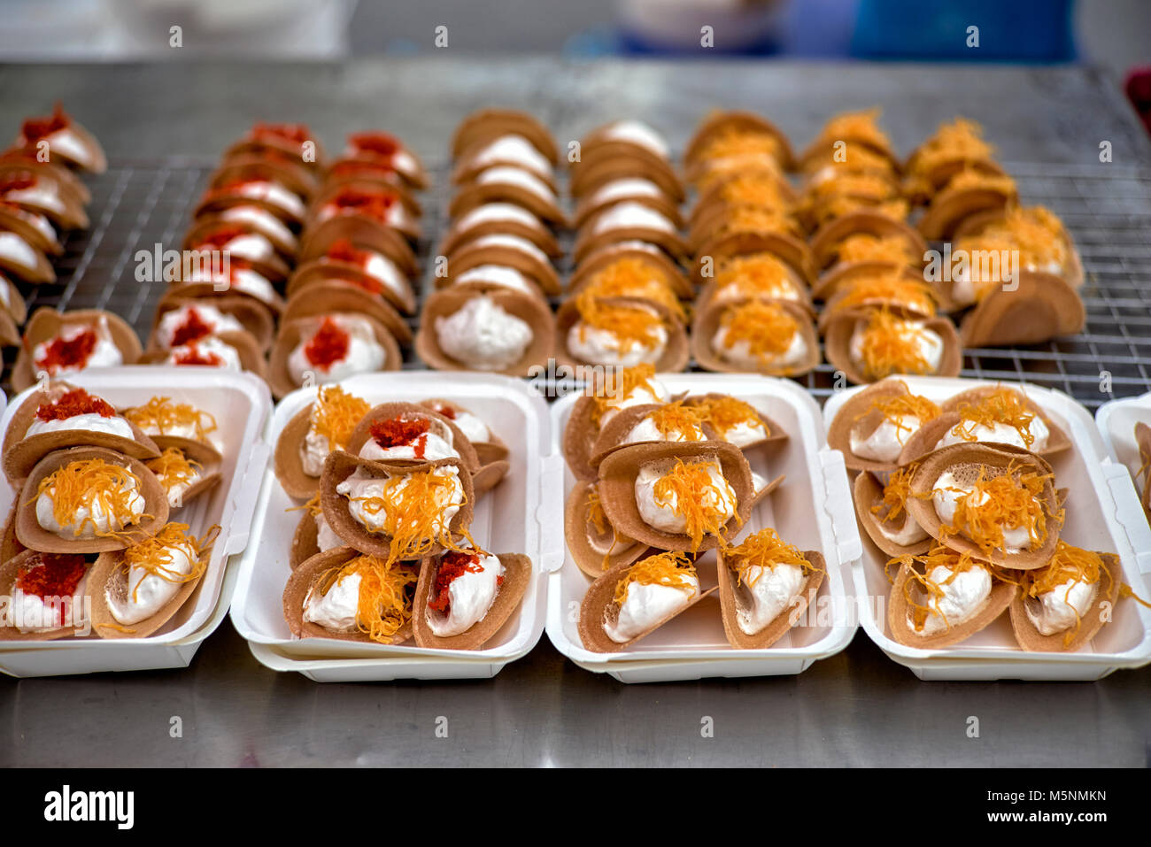 Thailand süß, Khanom Buang, Gefüllte Crepes Stockfoto