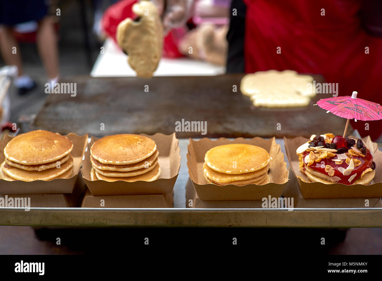 Thailand Street Food vendor vorbereiten und Dekorieren gefüllte Pfannkuchen. Von amerikanische Pfannkuchen abgeleitet. 1 von 4 Stockfoto