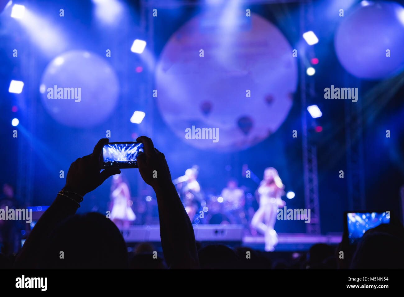 Menschen bei Video oder Foto bei Konzert Stockfoto