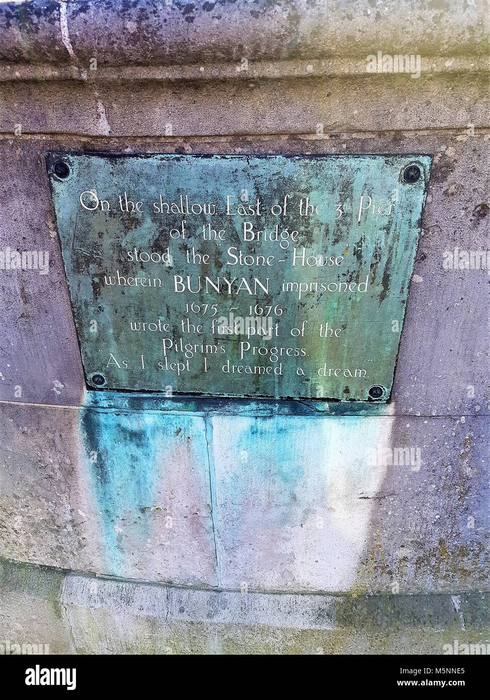 Plakette auf der Brücke über den Fluss Great Ouse, Bedford, Großbritannien - Bunyan inhaftiert und schrieb den ersten Teil des "Pilgrim's Progress" Stockfoto