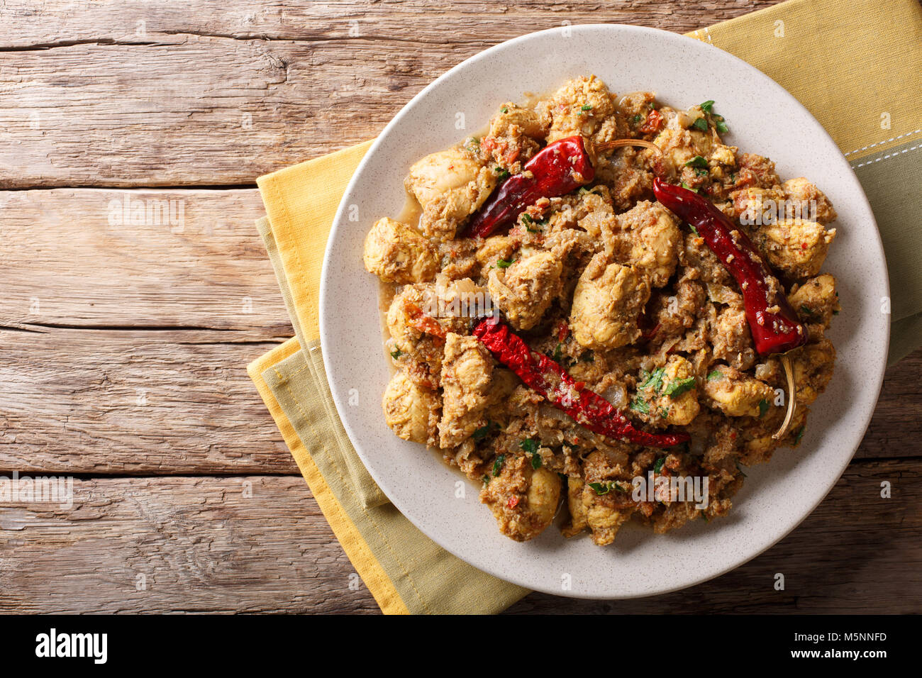 Indisches essen: Chettinad Huhn mit Chili Nahaufnahme auf dem Tisch Curry. Horizontal oben Ansicht von oben Stockfoto