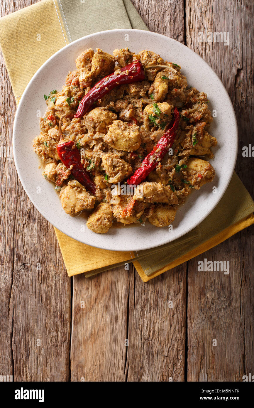 Indisches essen: Chettinad Huhn mit Chili Nahaufnahme auf dem Tisch Curry. Vertikal oben Ansicht von oben Stockfoto