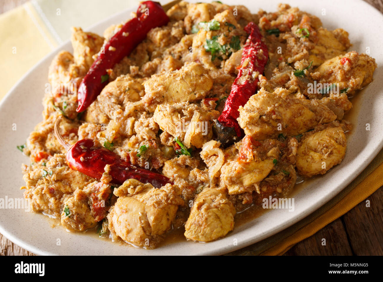 Chettinad Huhn, das populärste Indische essen Closeup auf einem Teller auf dem Tisch. Horizontale Stockfoto