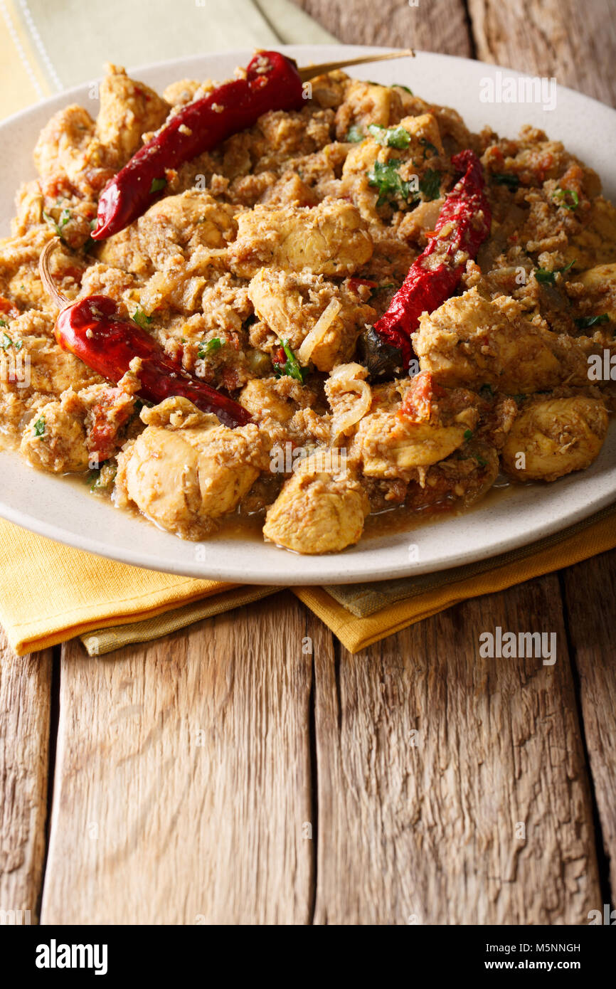 Indisches essen: Chettinad Huhn mit Chili Nahaufnahme auf dem Tisch Curry. Vertikale Stockfoto