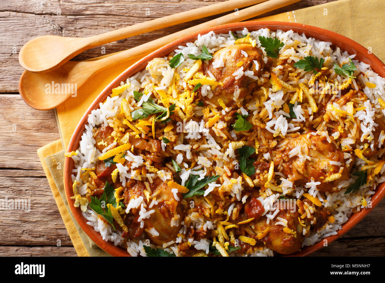 Spicy Hot Chicken dum Biryani close-up in Teller am Tisch. horizontal oben Ansicht von oben Stockfoto
