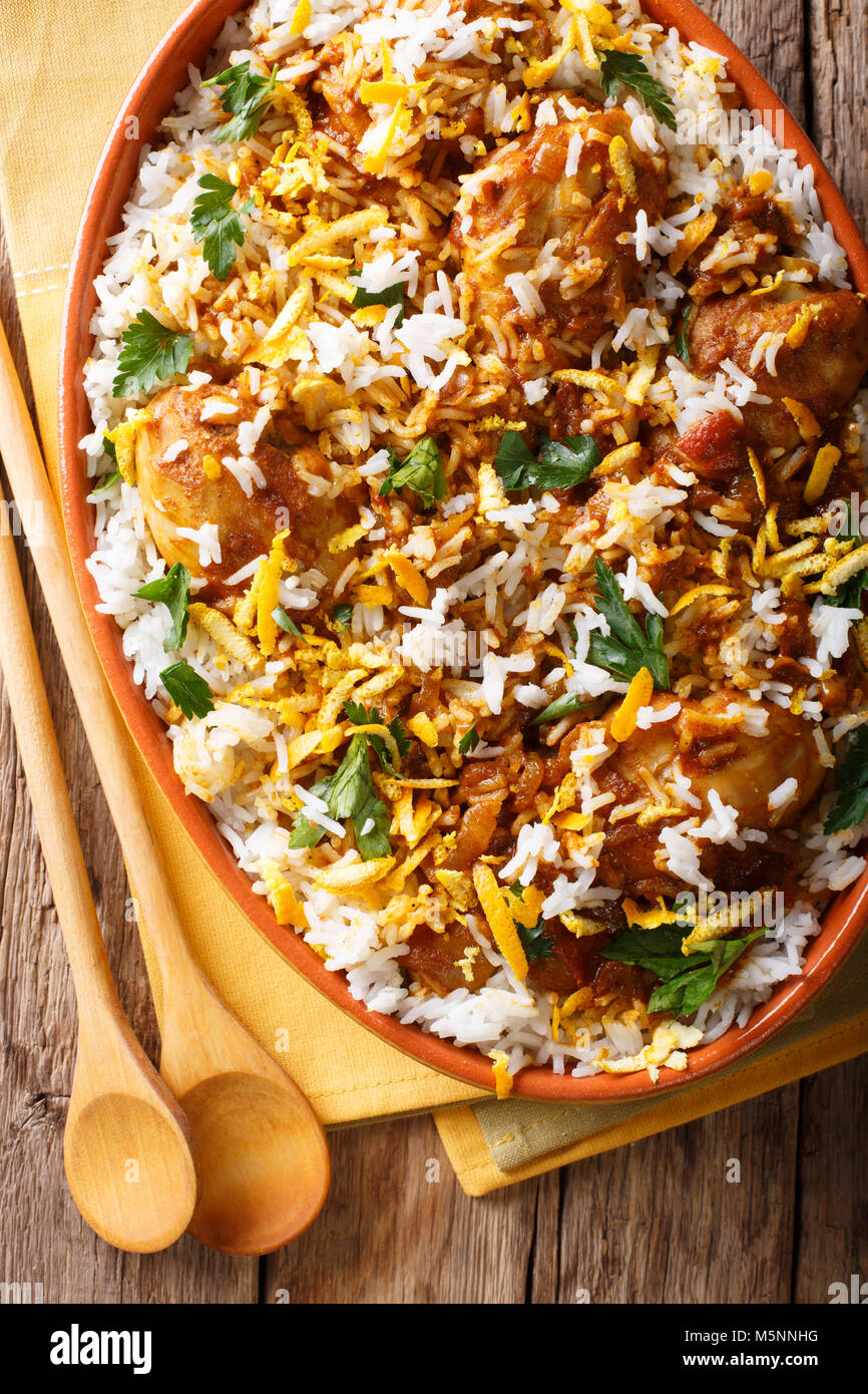 Spicy Hot Chicken dum Biryani close-up in Teller auf dem Tisch. Vertikal oben Ansicht von oben Stockfoto