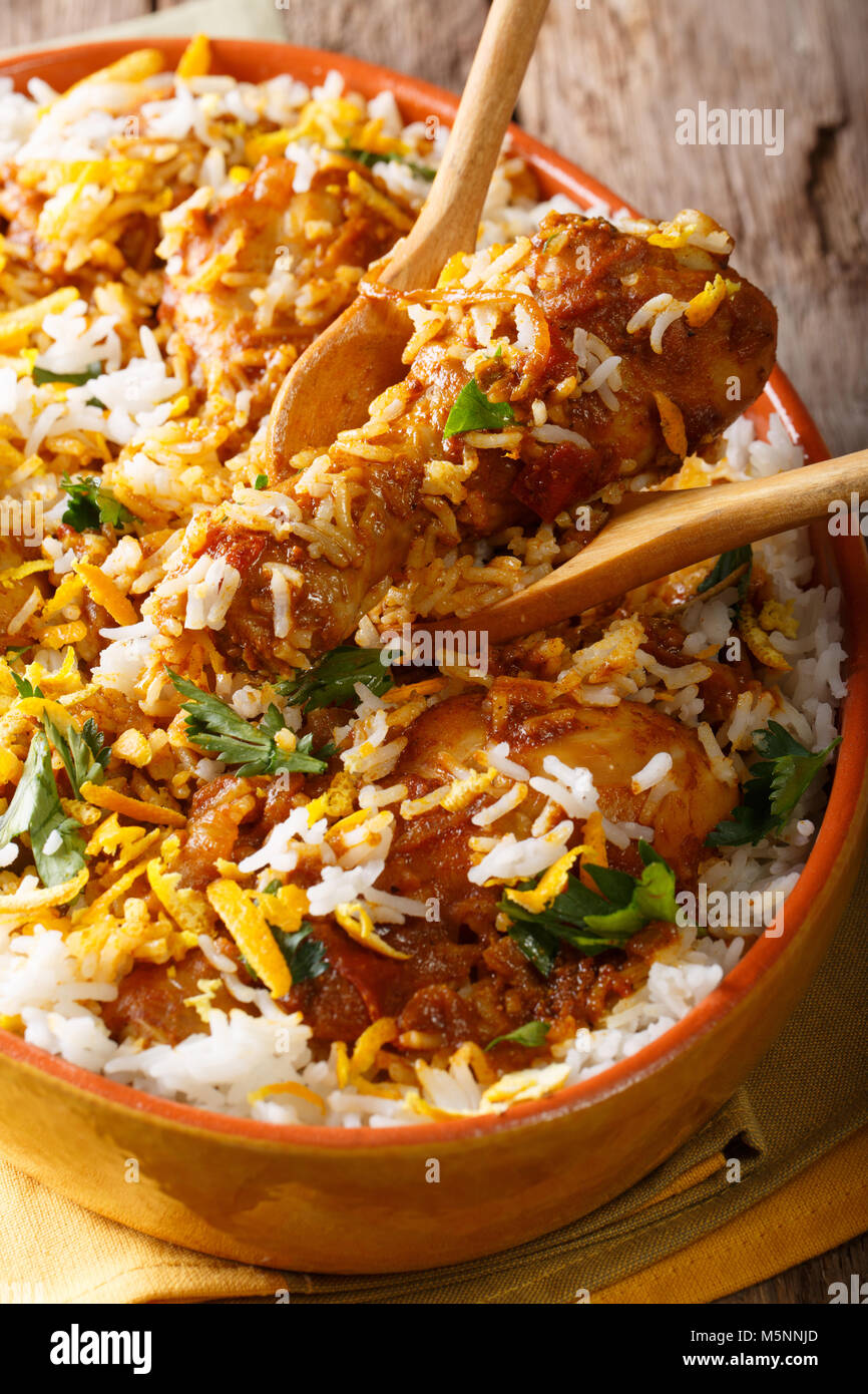 Spicy Hot Chicken dum Biryani close-up in Teller am Tisch. Vertikale Stockfoto