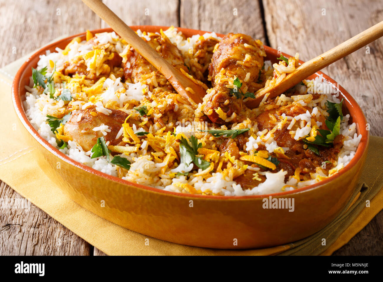 Indisches Essen: Hühnchen dum Biryani close-up in einer Schale auf dem Tisch. Horizontale Stockfoto