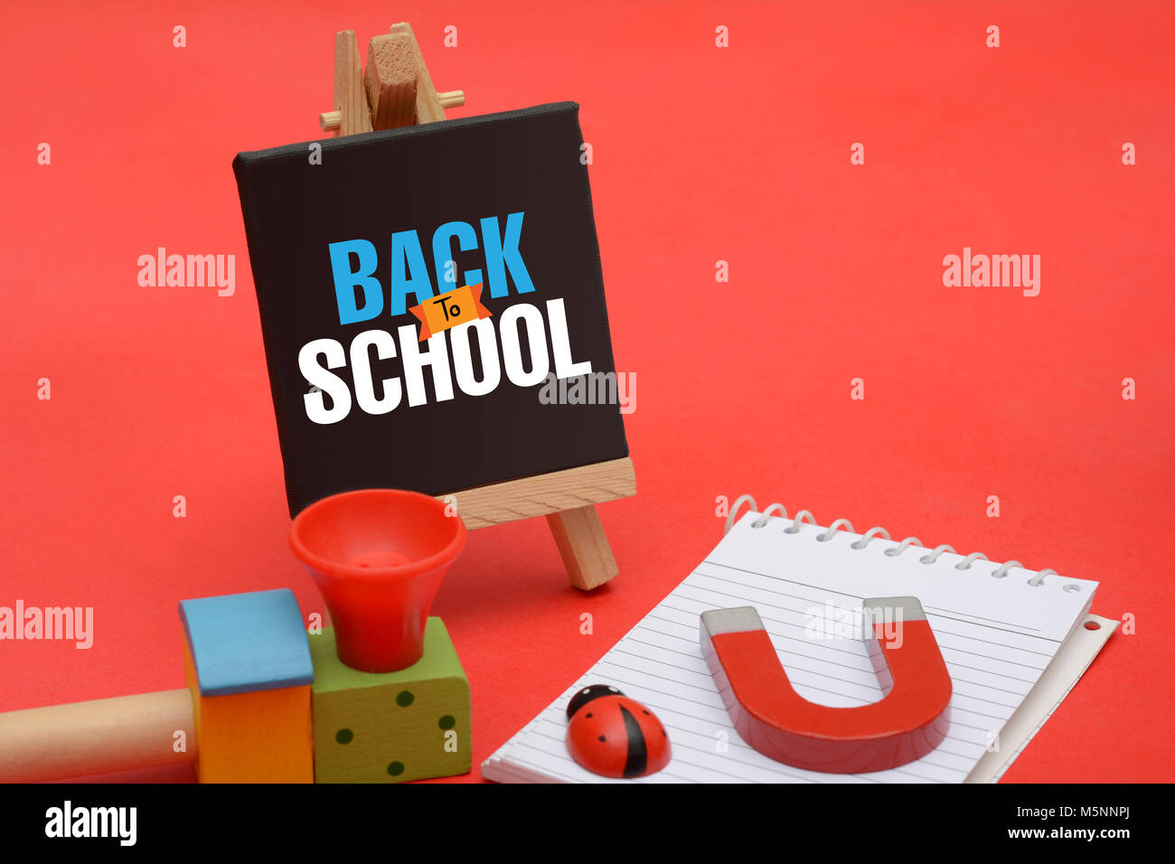 Zurück zu Schule mit stationeyr Elemente auf roten Hintergrund. Stockfoto