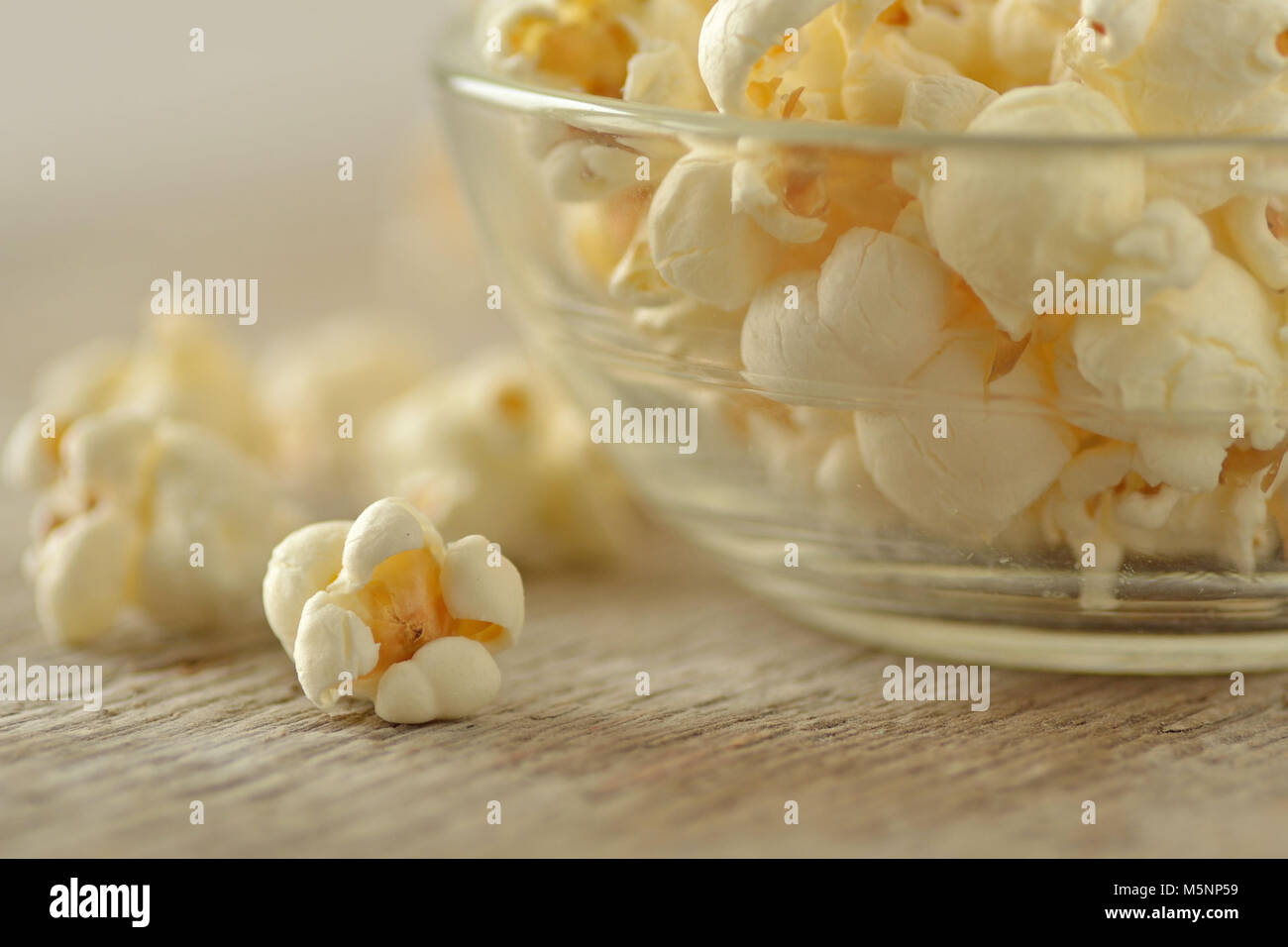 Pop Corn Makro auf Holz- Hintergrund Stockfoto