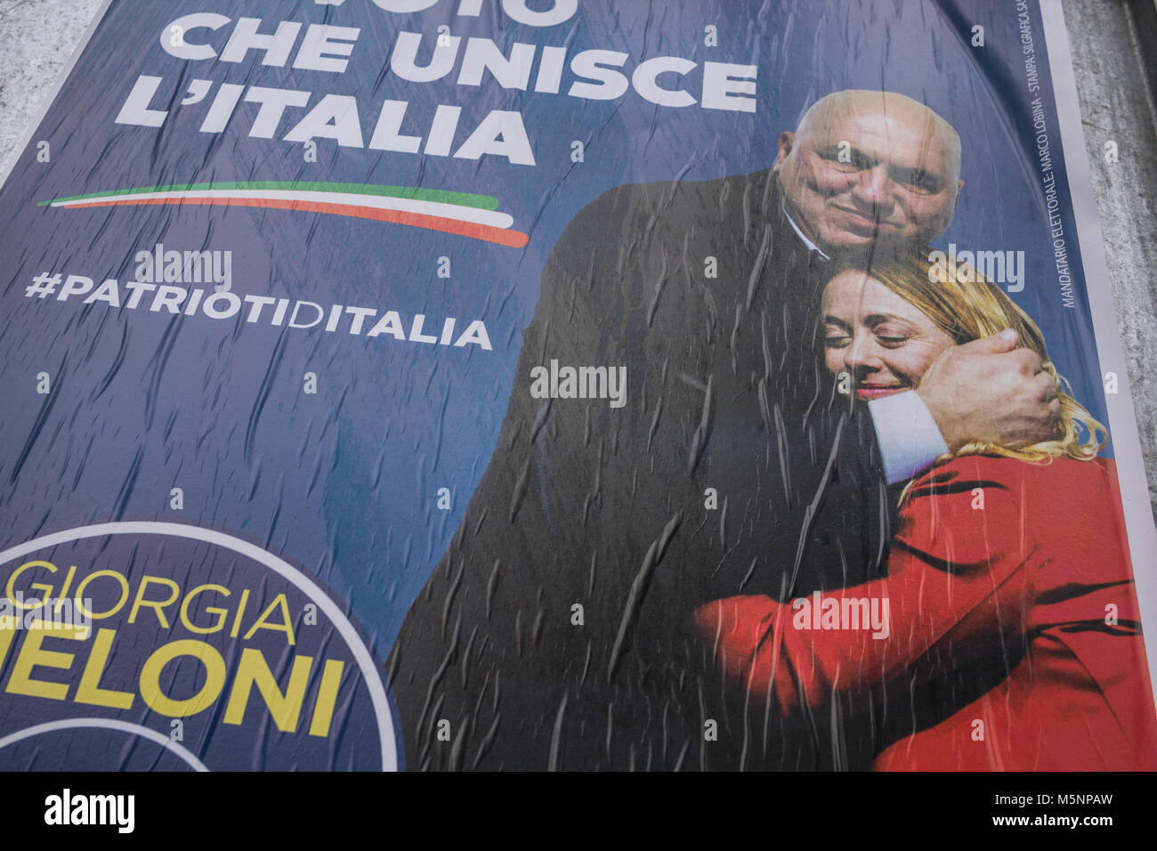 Wahlplakate in Italien der Fratelli d'Italia-Partei mit Meloni und Crosetto zusammen. Stockfoto