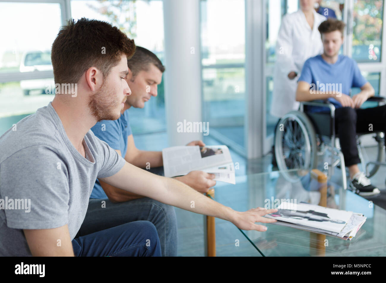 Männer warten auf Arzt Termin Stockfoto