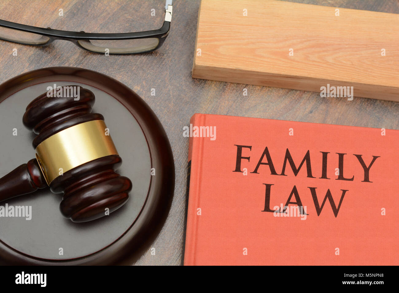 Familienrecht Holz- Hammer und das Rote Buch Stockfoto